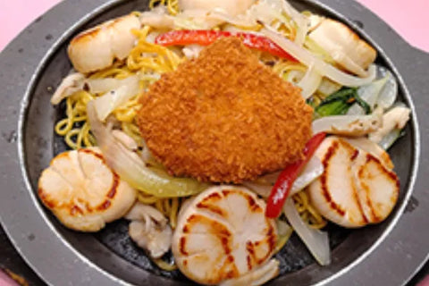 【デラックス塩やきそば】ホタテがレギュラー塩焼きそばの3倍入り!たまコロも大きなたまコロに!